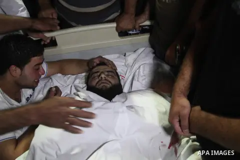 Relatives of killed Palestinian Mahmud al-Hamamra, 32, mourn over his body at a hospital in Hebron on July 22, 2014 after he was shot to death by israeli soldiers during clashes in the West Bank village of Husan, near Be...