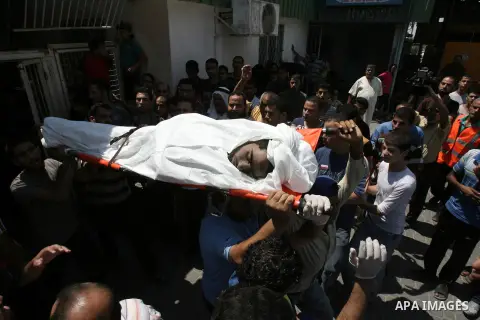 Palestinians carry the body of a man, who medics said was killed in Israeli shelling, during a funeral in Khan Younis in the southern Gaza Strip July 23, 2014. Israeli forces pounded Gaza on Wednesday, meeting stiff resi...