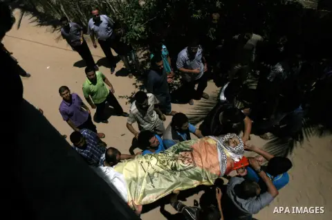 Palestinians carry the body of Tawfiq al-Agha, who medics said was killed in Israeli shelling, during his funeral in Khan Younis in the southern Gaza Strip July 23, 2014. Israeli forces pounded Gaza on Wednesday, meeting...