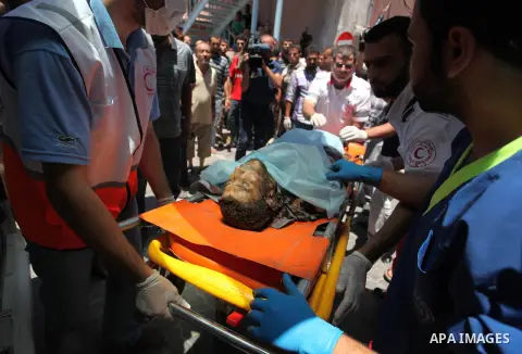Medics wheel a stretcher carrying the body of Man, who medics said was killed by an Israeli air strike, at Nasser hospital in Khan Younis in the southern Gaza Strip July 24, 2014. Photo by Ashraf Amra