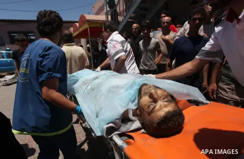 Medics wheel a stretcher carrying the body of Man, who medics said was killed by an Israeli air strike, at Nasser hospital in Khan Younis in the southern Gaza Strip July 24, 2014. Photo by Ashraf Amra