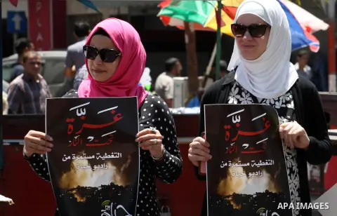Palestinian Journalists hold placards during a protest in solidarity with journalists who under the Israeli military offensive on the Gaza Strip, in the West Bank City of Nablus on July 24, 2014. The Palestinian journali...