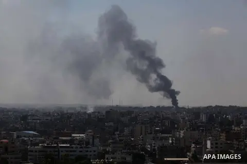 Smoke rises during an Israeli offensive in the east of Gaza City July 27, 2014. A humanitarian truce in the Gaza Strip collapsed on Sunday after a barrage of rockets fired by Palestinian militants was met with fierce Isr...