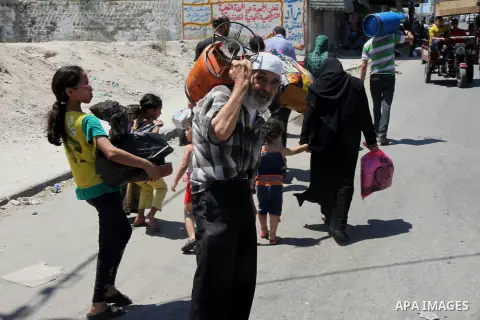 Displaced Palestinians flee their houses from Israeli shelling in Gaza City Aug. 01, 2014. A Gaza ceasefire was in jeopardy just hours after it began on Friday, with the Islamist group Hamas saying Israeli tank fire kill...