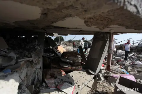 Palestinians inspect their houses, which witnesses said was badly damaged during the Israeli offensive, in the east of Rafah in the southern Gaza Strip August 5, 2014. Israel pulled its ground forces out of the Gaza Stri...