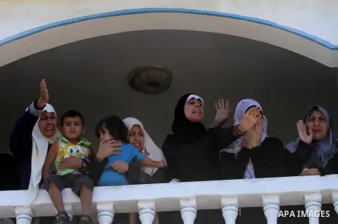 Palestinian relatives mourn the body of Palestinian of Al-Quds brigades, the military wing of Islamic Jihad, Shaban Al-Dahdouh, during his funeral in Gaza City, 06 August 2014. For the first time in nearly a month, the g...