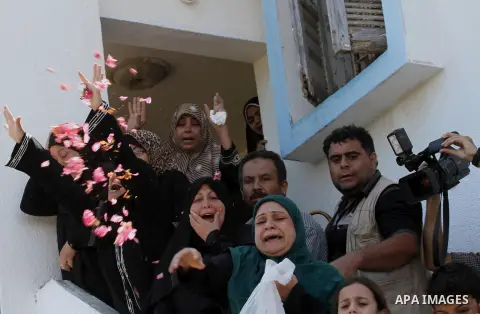 Palestinian relatives mourn the body of Palestinian of Al-Quds brigades, the military wing of Islamic Jihad, Shaban Al-Dahdouh, during his funeral in Gaza City, 06 August 2014. For the first time in nearly a month, the g...