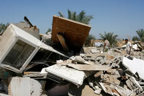 Palestinians inspect their house which witnesses said was badly damaged during the Israeli offensive, in the east of Rafah in the southern Gaza Strip August 6, 2014. Israel pulled its last soldiers out of the Gaza Strip...