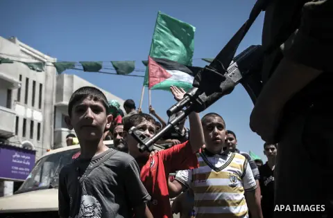 A member of Palestinian security forces stands guard as demonstrators attend a rally in support of the Hamas movement in downtown Gaza City on August 7, 2014 while diplomatic efforts entered a final countdown in Cairo as...
