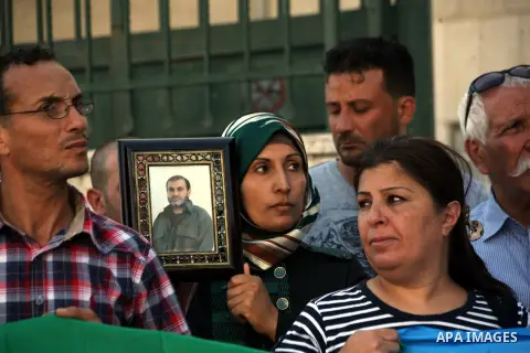 Palestinian protesters take part in a protest against the Israeli offensive on Gaza Strip, outside the Red Cross headquarter in east Jerusalem's Sheikh Jarrah neighborhood on August 07, 2014, while diplomatic efforts ent...