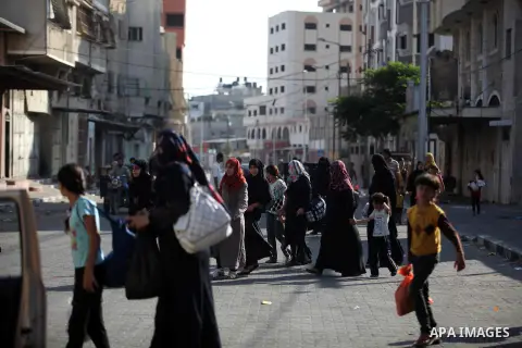 Palestinian families leave their homes in Gaza City's Shejaiya neighborhood in fear of Israeli attacks, after Palestinian factions in Gaza refused to extend the 72-hour ceasefire with Israel, on August 8, 2014. Militants...