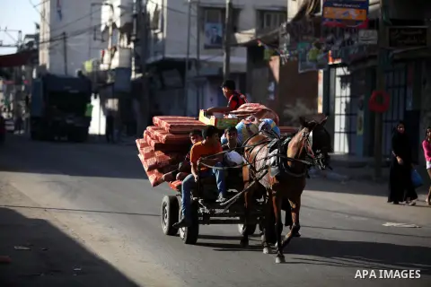 Palestinian families leave their homes in Gaza City's Shejaiya neighborhood in fear of Israeli attacks, after Palestinian factions in Gaza refused to extend the 72-hour ceasefire with Israel, on August 8, 2014. Militants...