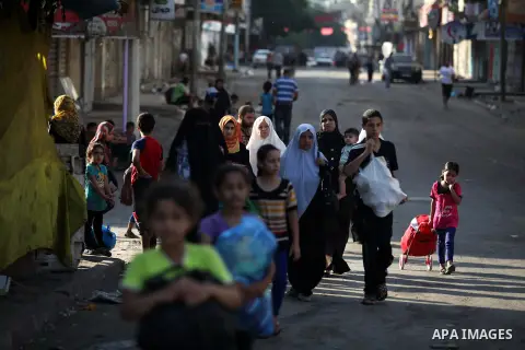 Palestinian families leave their homes in Gaza City's Shejaiya neighborhood in fear of Israeli attacks, after Palestinian factions in Gaza refused to extend the 72-hour ceasefire with Israel, on August 8, 2014. Militants...