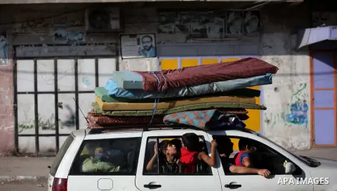 Palestinian families leave their homes in Gaza City's Shejaiya neighborhood in fear of Israeli attacks, after Palestinian factions in Gaza refused to extend the 72-hour ceasefire with Israel, on August 8, 2014. Militants...