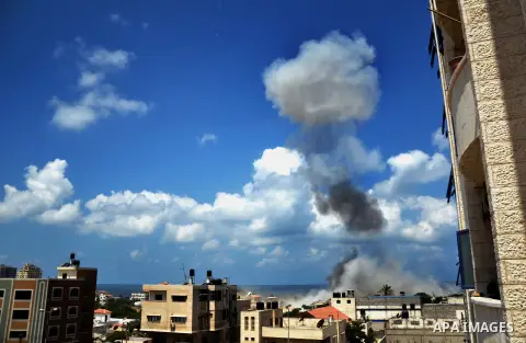 Smoke rises following what witnesses said was an Israeli air strike in Gaza City August 9, 2014. Israel launched more than 20 aerial attacks in Gaza early on Saturday and militants fired several rockets at Israel in a se...