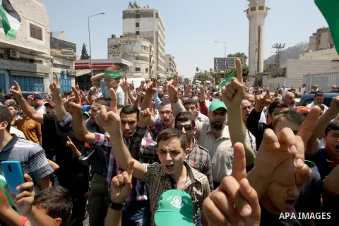Palestinian protesters wave Islamist flags as they take part in a demonstration is support of Gaza after Friday prayers in the West Bank city of Nablus August 15, 2014. Two successive truces since Monday, expected to las...