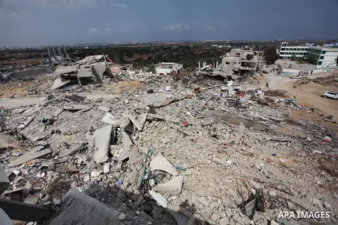 Palestinians inspect their destroyed house, which witnesses said was damaged during the Israeli offensive, on the fourth day of a five-day ceasefire in Johr El-Deek village near the central Gaza Strip August 17, 2014. Pr...