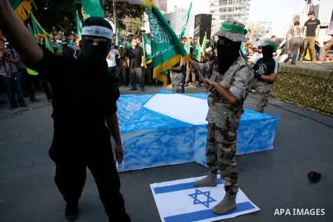 Palestinian Hamas supporters take part in a rally to support Palestinian negotiators in Cairo, Egypt, in Rafah in the southern Gaza Strip, August 17, 2014. Israeli Prime Minister Benjamin Netanyahu said on Sunday any dea...