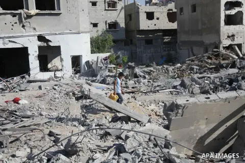 Palestinians return to their houses in Shejaiya neighborhood after a ceasefire was declared, in Gaza city on August 28, 2014. Israel and Palestinians both boasted of victory in the Gaza war but analysts say Hamas receive...