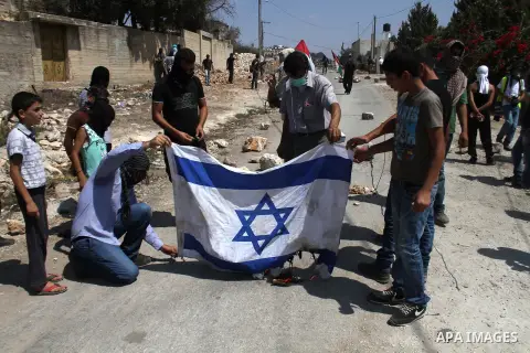Palestinian protestors clash with Israeli soldiers near the Jewish settlement of Qadomem at Kofr Qadom village, near West Bank city of Nablus, 29 August 2014. Photo by Nedal Eshtayah