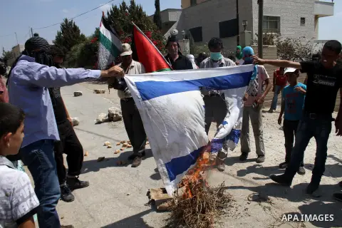 Palestinian protestors clash with Israeli soldiers near the Jewish settlement of Qadomem at Kofr Qadom village, near West Bank city of Nablus, 29 August 2014. Photo by Nedal Eshtayah