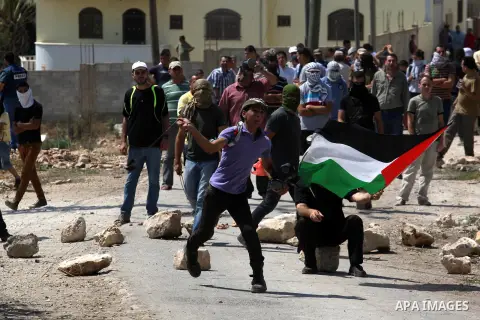 Palestinian protestors clash with Israeli soldiers near the Jewish settlement of Qadomem at Kofr Qadom village, near West Bank city of Nablus, 29 August 2014. Photo by Nedal Eshtayah