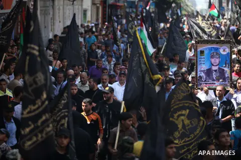 Palestinian Islamic Jihad supporters celebrate with people what they said was a victory over Israel, in Gaza City August 29, 2014. An open-ended ceasefire, mediated by Egypt, took effect on Tuesday evening. It called for...