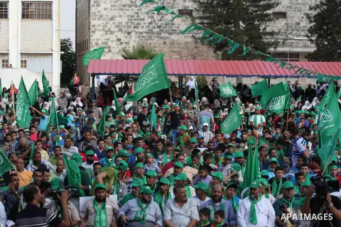 Palestinians who support the Islamic Hamas movement hold a rally showing their support and solidarity with Hamas in the West Bank city of Tulkarem, 30 August 2014. An indefinite ceasefire to end seven weeks of fighting b...