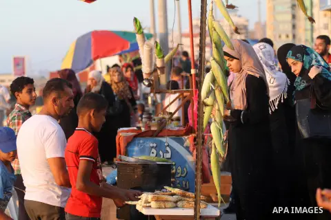 Palestinians enjoy a day on the beach of Gaza sea on Sep. 05, 2014. Photo by Mohammed Asad
