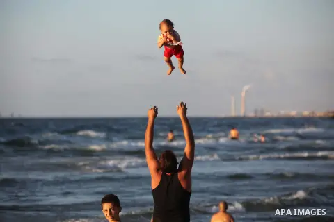 Palestinians enjoy a day on the beach of Gaza sea on Sep. 07, 2014. Photo by Ashraf Amra