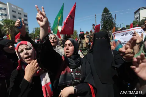 Palestinian supporters of the Democratic Front for the Liberation of Palestine (DFLP) strong chants during a military show in Gaza City September 11, 2014. An open-ended ceasefire between Israel and Hamas-led Gaza milita...
