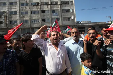 Palestinian supporters of the Democratic Front for the Liberation of Palestine (DFLP) strong chants during a military show in Gaza City September 11, 2014. An open-ended ceasefire between Israel and Hamas-led Gaza milita...