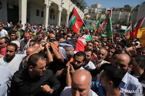 Palestinians carry the body of Raed al-Jabari, 35, during his funeral in the West Bank city of Hebron, September 12, 2014. Al-Jabari died on Tuesday in Israel's Soroka Medical Center after Palestinian officials said he w...
