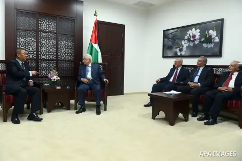 Palestinian President Mahmoud Abbas meets with Chinese special envoy to the Middle East, Gong Xiaosheng, in the West Bank city of Ramallah, September 15, 2014. Photo by Thaer Ganaim