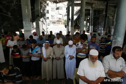 Palestinian Muslims hold noon prayers at the heavily damaged al-Faruq mosque which was destroyed by Israeli strikes during the summer's fierce offensive, in Rafah in the southern Gaza Strip September 21, 2014. Photo by A...