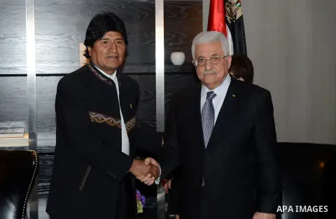 Palestinian President Mahmoud Abbas (R) meets with Bolivian President Evo Morales in New York on September 23, 2014. Photo by Thaer Ganaim