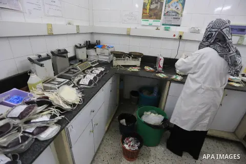 Member of medical staff works at al-shifa hospital as clean workers protest to demand for pay their salaries, in Gaza City September 24, 2014. Photo by Mohammed Asad