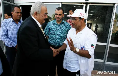 Palestinian Minister of Labour, Mamoun Abu Shahla speaks to the acting of Kuwaiti Red Crescent as he waits to recieve the Ecuadorian Deputy Foreign Minister, at Rafah crossing between Gaza Strip and Egypt, in the souther...