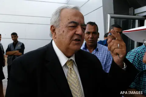 Palestinian Minister of Labour, Mamoun Abu Shahla speaks to the acting of Kuwaiti Red Crescent as he waits to recieve the Ecuadorian Deputy Foreign Minister, at Rafah crossing between Gaza Strip and Egypt, in the souther...