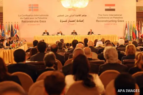 (Back from L-R) Egypt s Foreign Minister Sameh Shokri, Palestinian president Mahmud Abbas, Egyptian President Abdel Fattah al-Sisi and Norway's Foreign Minister Borge Brende attend the opening session of the Gaza Donor C...