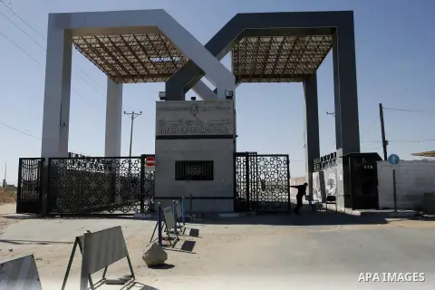 A Palestinian security officer closes the gate under Palestinian control at the Rafah border crossing with Egypt in the southern Gaza Strip October 25, 2014. The decision was taken to close the Rafah crossing into the Ga...