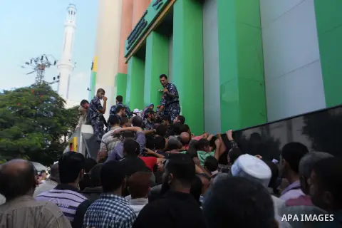 Employees of former Palestinian government in Gaza Strip wait to receive their salaries at a Post Office in Gaza city on October 29, 2014. The Palestinian national unity government headed by prime minister Rami Hamdallah...
