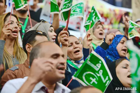 Egyptians hold placards and shout slogans during a rally to show solidarity with Egyptian army and President Abdel Fattah al-Sisi, outside the journalists syndicate, in Cairo on October 29, 2014, as Egypt began setting u...