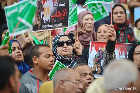 Egyptians hold placards and shout slogans during a rally to show solidarity with Egyptian army and President Abdel Fattah al-Sisi, outside the journalists syndicate, in Cairo on October 29, 2014, as Egypt began setting u...