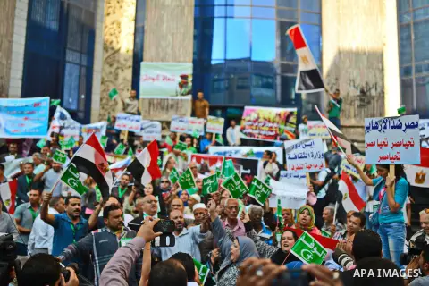 Egyptians hold placards and shout slogans during a rally to show solidarity with Egyptian army and President Abdel Fattah al-Sisi, outside the journalists syndicate, in Cairo on October 29, 2014, as Egypt began setting u...