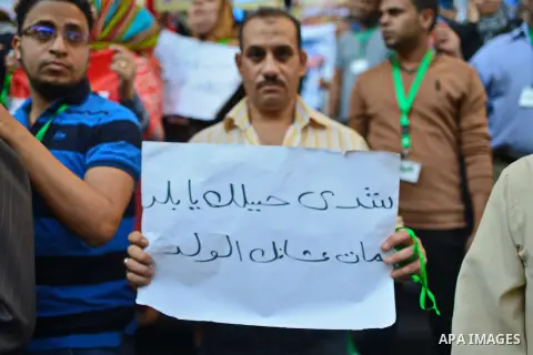 Egyptians hold placards and shout slogans during a rally to show solidarity with Egyptian army and President Abdel Fattah al-Sisi, outside the journalists syndicate, in Cairo on October 29, 2014, as Egypt began setting u...