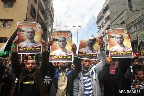 Palestinian Islamic Jihad movement supporters take part in a demonstration against Israeli restrictions at the Al-Aqsa Mosque compound, and in solidarity with the people in Jerusalem, in Gaza City October 31, 2014. Musli...
