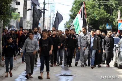 Palestinian Islamic Jihad movement supporters take part in a demonstration against Israeli restrictions at the Al-Aqsa Mosque compound, and in solidarity with the people in Jerusalem, in Gaza City October 31, 2014. Musli...