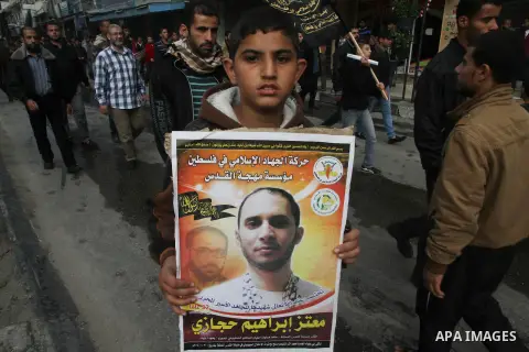 Palestinian Islamic Jihad movement supporters take part in a demonstration against Israeli restrictions at the Al-Aqsa Mosque compound, and in solidarity with the people in Jerusalem, in Gaza City October 31, 2014. Musli...