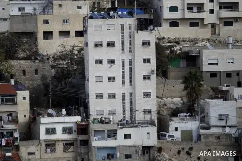 An Israeli flag flutters over a building, which was confiscated by Jewish settlers in the Arab neighborhood of Silwan, in Jerusalem, 03 November 2014. Arab League condemns ''Israeli attacks'' on Jerusalem’s Al-Aqsa Mosqu...